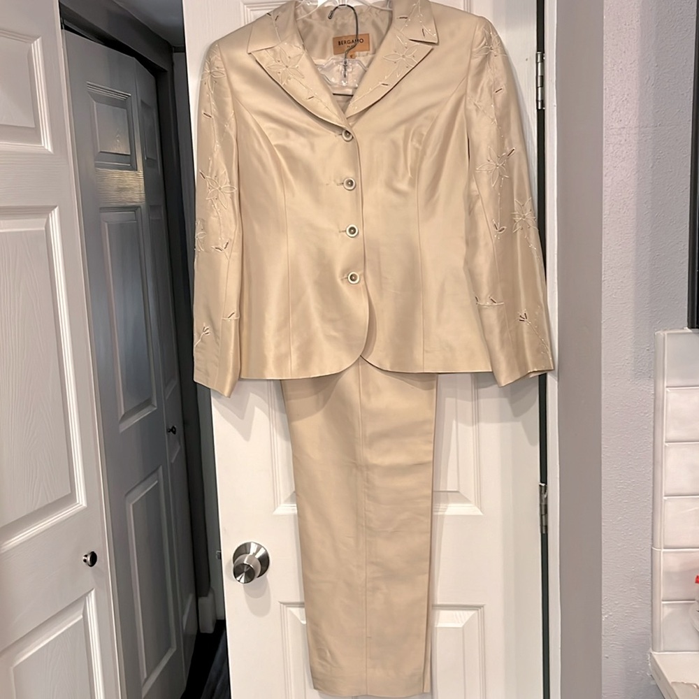 Bergamo by EBI Beige Silk Ladies Pant Suit. Beautiful beads & embroidery. Sz 12